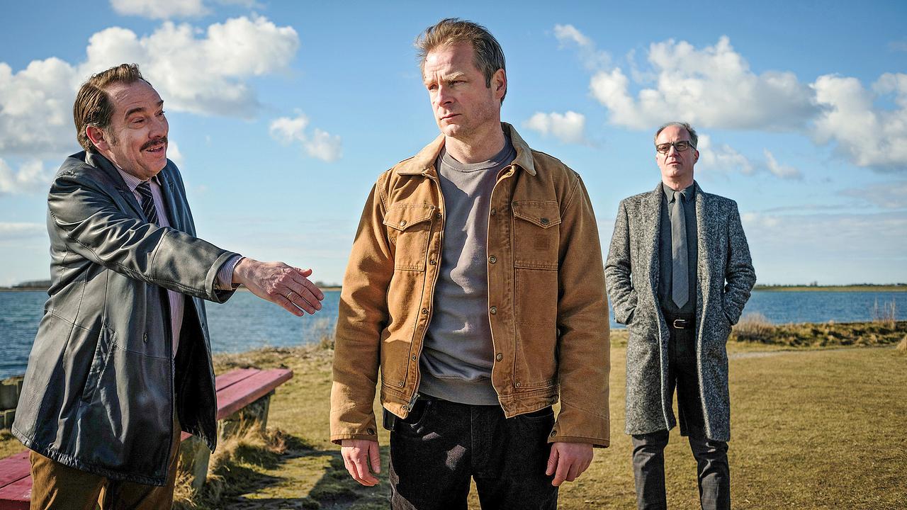 © ORF/Degeto/NDR/Sandra Hoever Im Bild (v.li.): Albrecht Ganskopf (Burkhardt Lange), Hinnerk Schönemann (Hauke Jacobs), Holger Daemken (Rolf Leger).