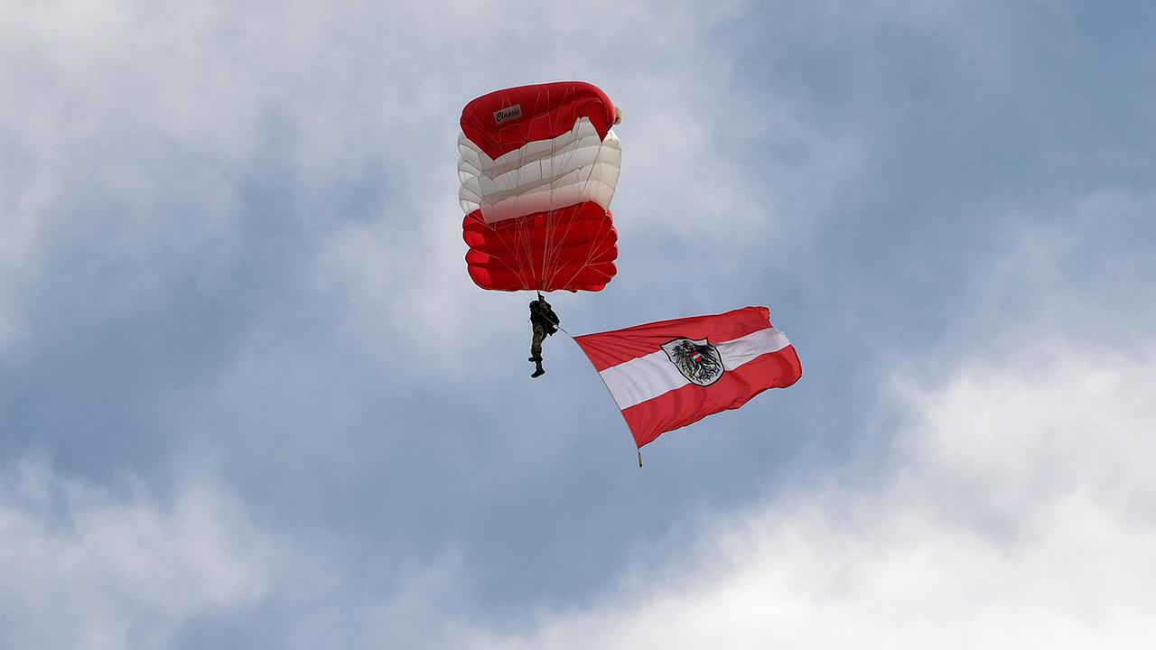 Fallschirmspringer am Montag, 26. Oktober 2020, anlässlich der Angelobung der Rekruten im Rahmen des Nationalfeiertags in Wien. 
