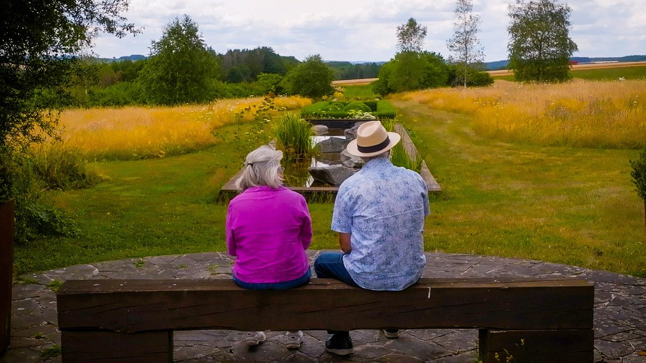 Am Rande des idyllischen Orts Eschdorf inmitten der malerischen Landschaft Luxemburgs liegt ein zwei Hektar großes Naturparadies