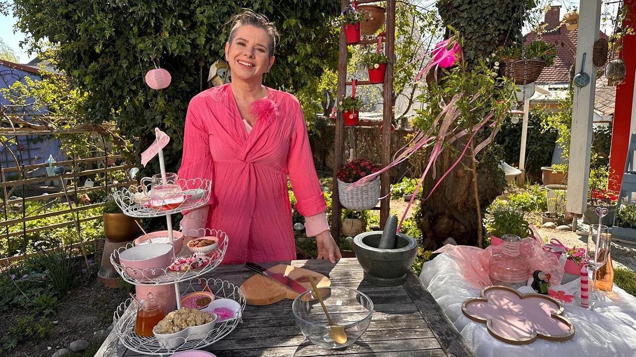© ORF/Uschi Zezelitsch Kräuterhexe Uschi Zezelitsch hat für ihre Torte zum Muttertag extra einen Mittelalter-Kochkurs besucht und bereitet die „Torta di Marzapane“ nach Original-Rezeptur zu
