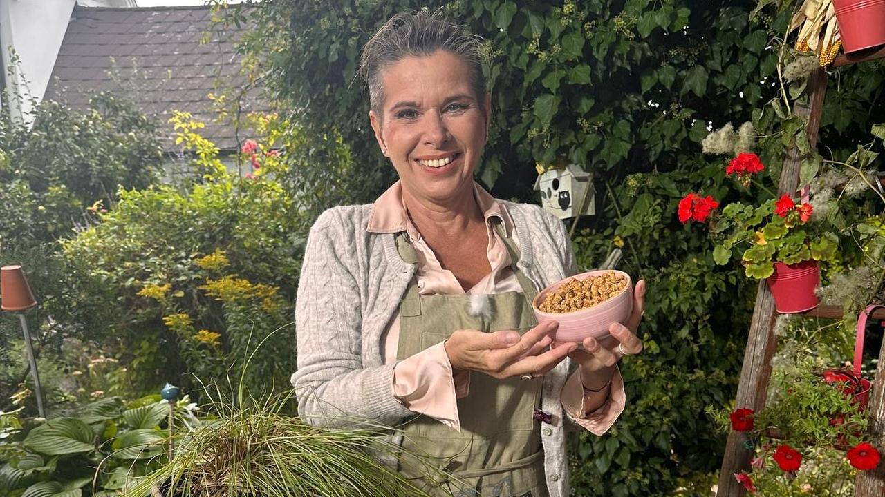 Uschi Zezelitsch backt einen süßen „Erdgeister-Strudel“ aus Erdmandelprodukten
