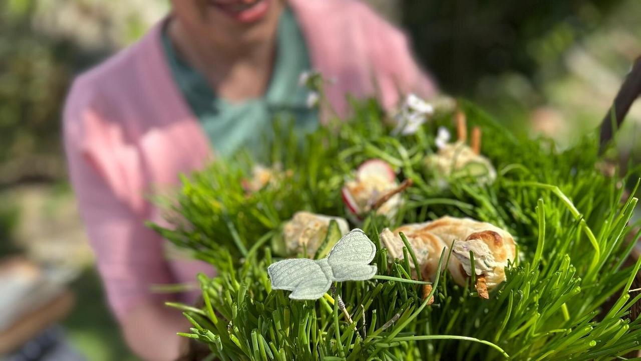 © ORF/Uschi Zezelitsch Kräuterhexe Uschi Zezelitsch bereitet köstliche Blätterteig-Schmetterlinge mit einem besonderen Aufstrich mit jungen Blättern und Blüten des würzigen Wiesenschaumkrauts zu