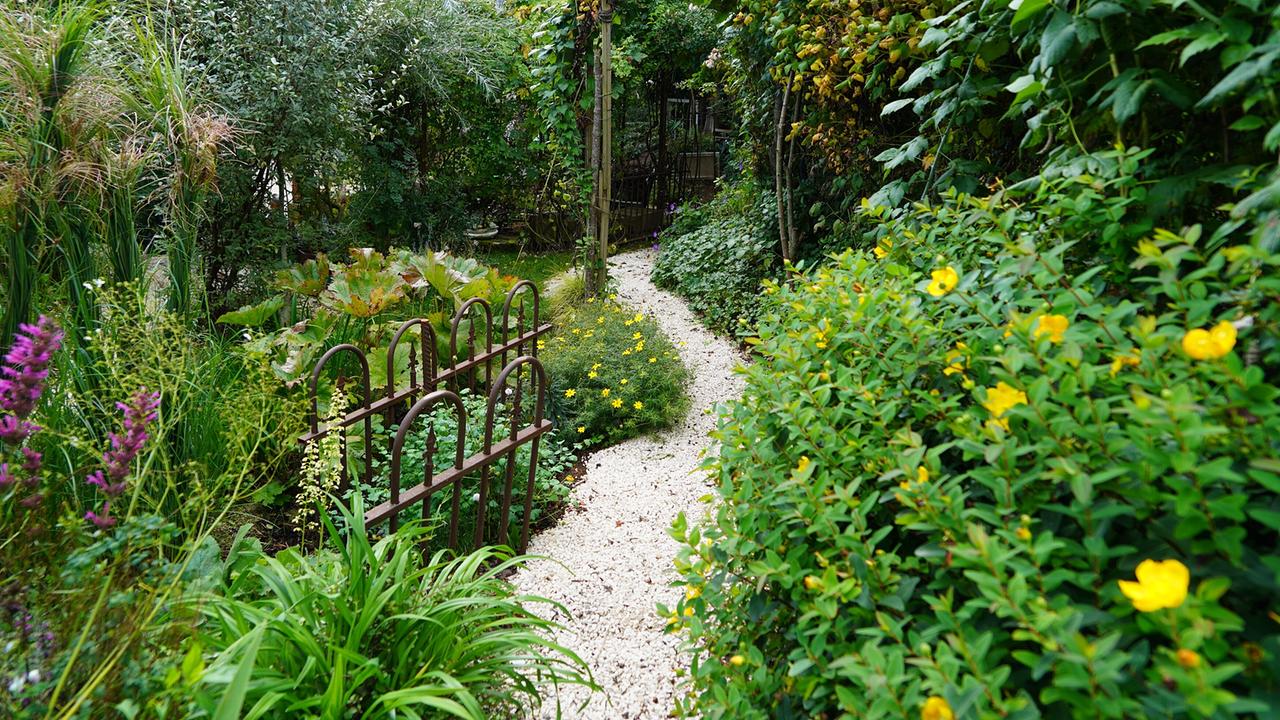 In Ried im Traunkreis liegt das Gartenparadies von Renate Brunner. In der Gestaltung hat sie auf Hügel gesetzt, die im Garten aufgeschüttet wurden und üppig bepflanzt sind