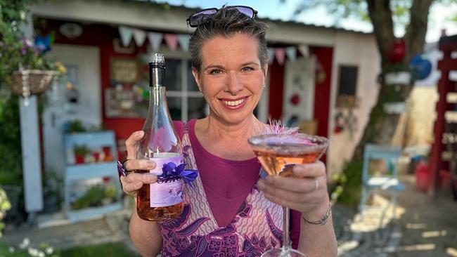 Seit einigen Jahren wogt auch im Burgenland das blaue Lavendel-Meer. Kräuterhexe Uschi Zezelitsch stellt aus der besonderen Pflanze Lavendelessig her und bereitet auch für ein „Cocktail-Kränzchen“ lila Lavendelzucker zu
