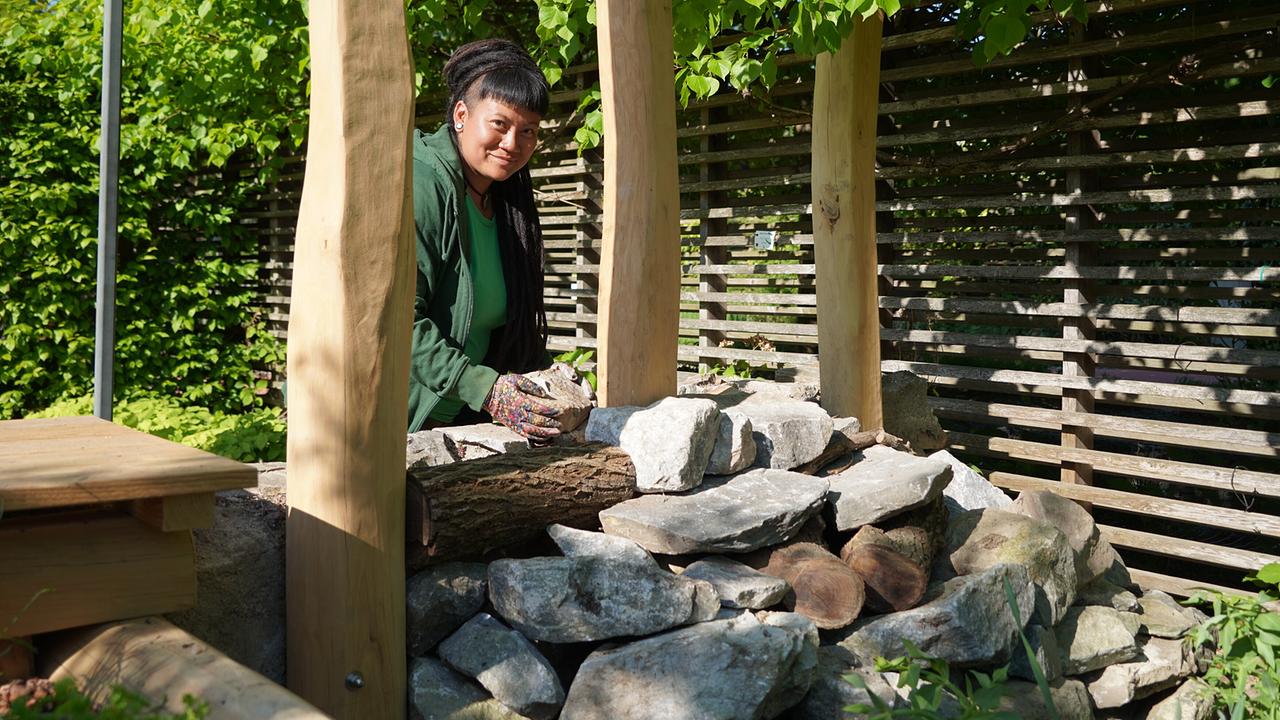 © Leopold Mayrhofer/Natur im Garten In der „Natur sucht Garten“-Anlage auf der Garten Tulln entsteht ein Kräuterhochbeet aus nachhaltigem Robinienholz