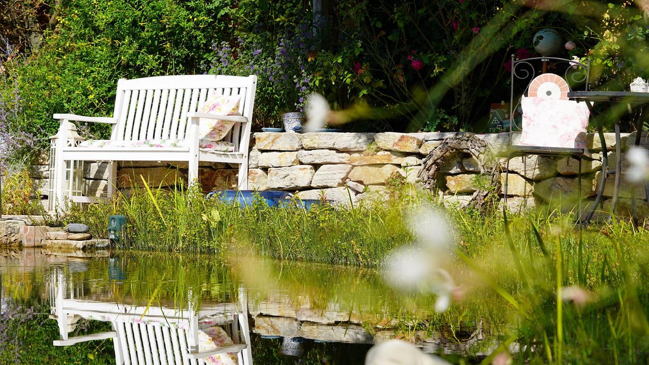 Aus einem Spielgarten für die Kinder ist im Laufe der Jahrzehnte ein üppiger Bauerngarten geworden. Elisabeth Wegert und ihre Familie haben diese grüne Oase in der Nähe von Mistelbach mit viel Liebe zum Detail gestalte