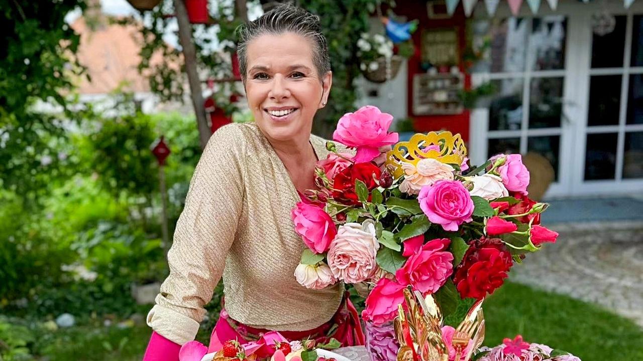 Kräuterhexe Uschi Zezelitsch stellt aus der Rose pikante „Dornröschen-Tarteletts“ her