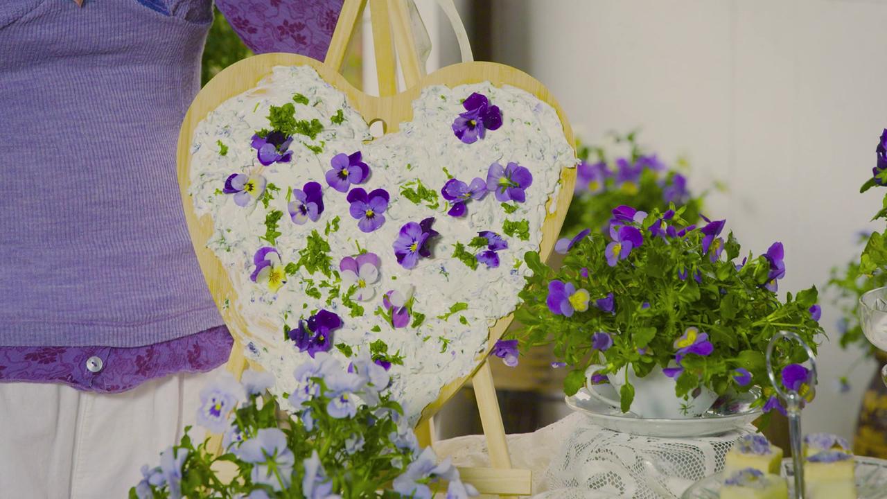 Uschis Hornveilchen-Aufstrich „Mona Viola“ in Herzform.