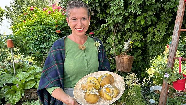 Kräuterhexe Uschi Zezelitsch stellt ein Gewürz aus der Bärwurz her