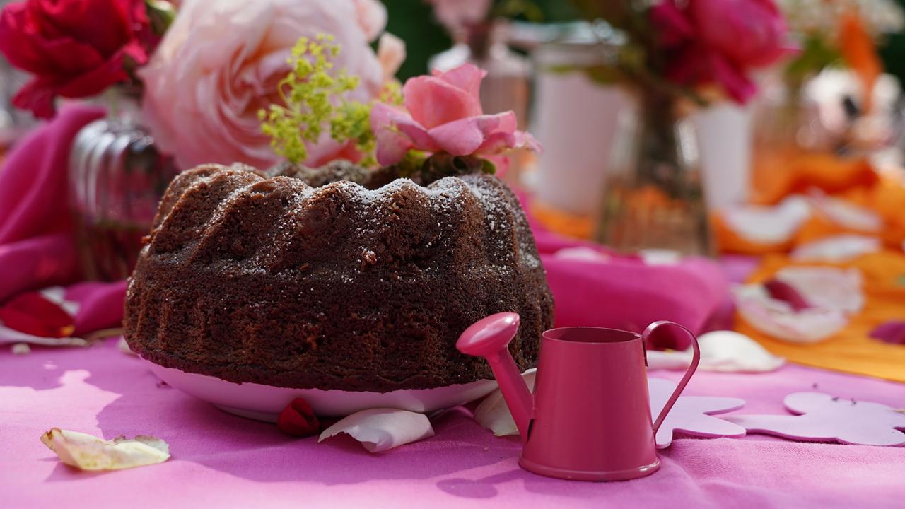 „Natur im Garten“ feiert ein Jubiläum – die bereits 400. Sendung! Karl Ploberger und Kräuterhexe Uschi Zezelitsch treffen sich zu diesem Anlass zu einer sommerlichen Gartenparty und präsentieren die schönsten Gartengeschichten aus der Vergangenheit