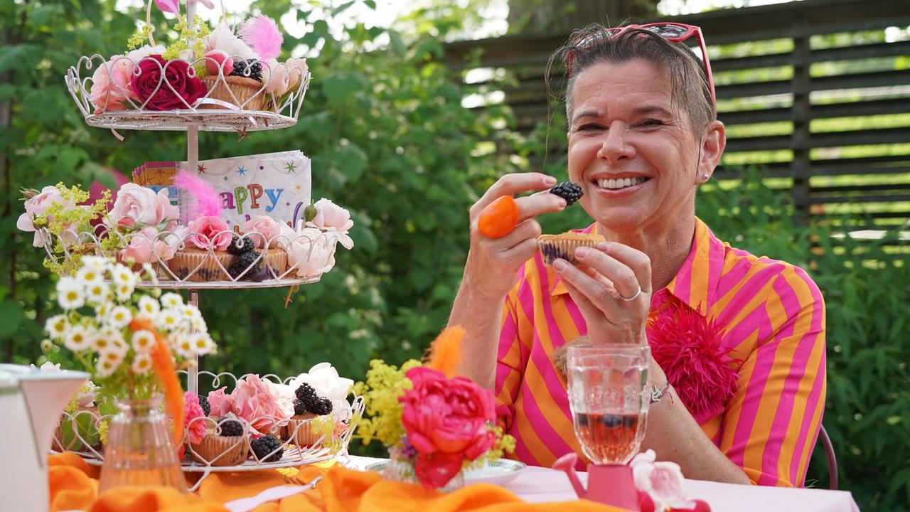 „Natur im Garten“ feiert ein Jubiläum – die bereits 400. Sendung! Karl Ploberger und Kräuterhexe Uschi Zezelitsch treffen sich zu diesem Anlass zu einer sommerlichen Gartenparty und präsentieren die schönsten Gartengeschichten aus der Vergangenheit