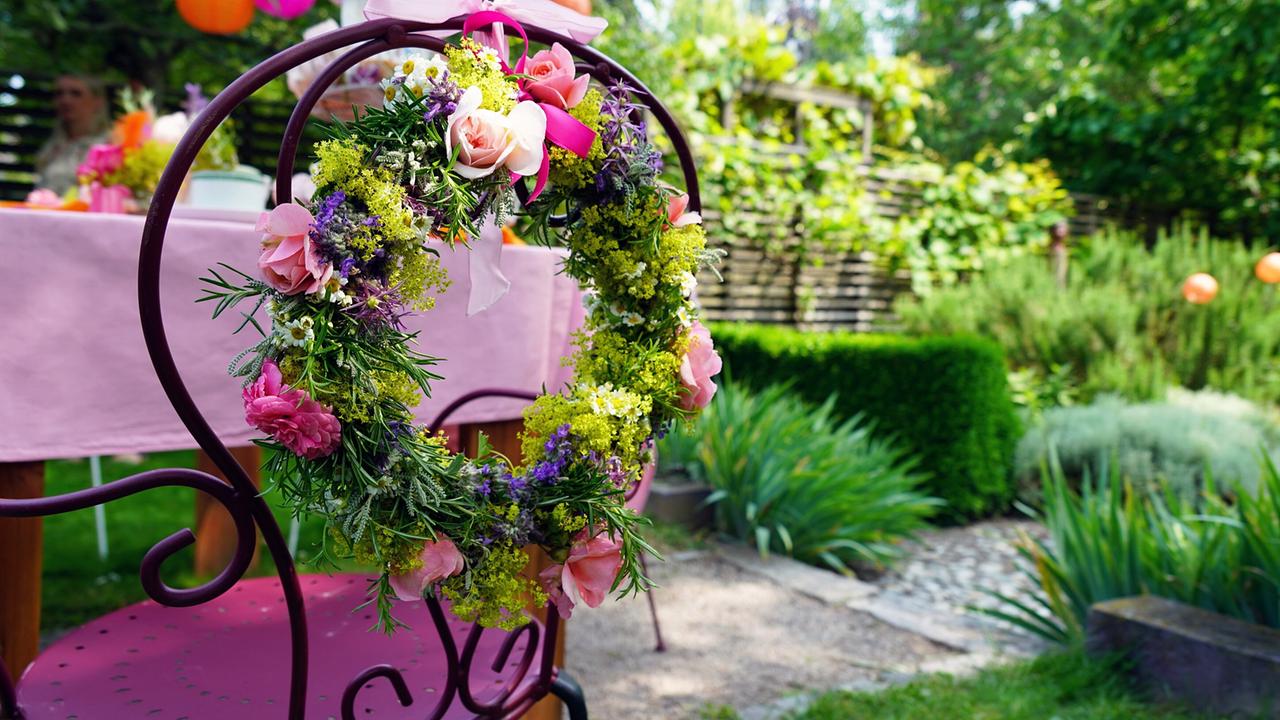 „Natur im Garten“ feiert ein Jubiläum – die bereits 400. Sendung! Karl Ploberger und Kräuterhexe Uschi Zezelitsch treffen sich zu diesem Anlass zu einer sommerlichen Gartenparty und präsentieren die schönsten Gartengeschichten aus der Vergangenheit. 