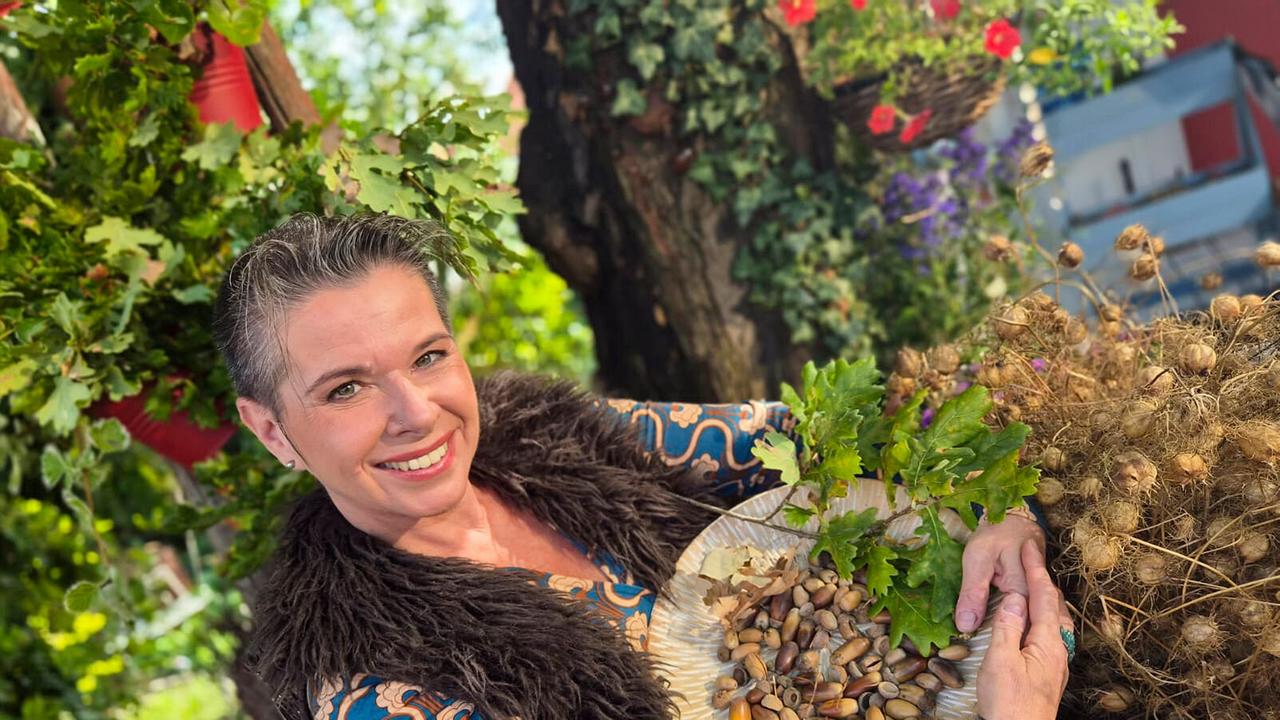 © ORF/Uschi Zezelitsch Uschi Zezelitsch präsentiert eine Schale voller Eicheln und einen Flaumeichen-Wurzelballen in einem Garten.