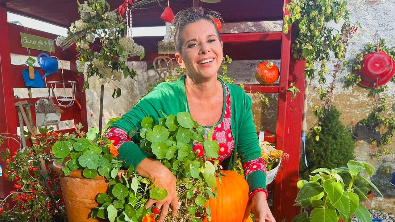 © ORF/Uschi Zezelitsch Kräuterhexe Uschi Zezelitsch zaubert ihre herbstlich-bunten „Esperanza-Rollen“ auf Basis der Kapuzinerkresse