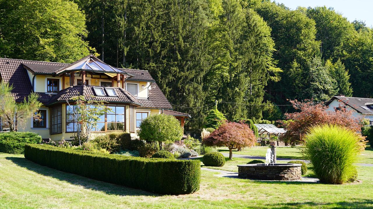 © Leopold Mayrhofer/Natur im Garten Wohnhaus mit gepflegtem Garten, Zierbrunnen und vielfältiger Bepflanzung im Garten Hirtenfelder, Prebensdorf