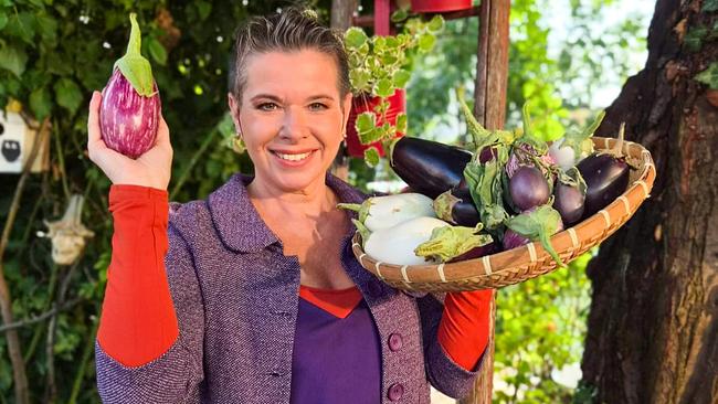 © ORF/Uschi Zezelitsch Uschi Zezelitsch zeigt verschiedenfarbige Melanzani in einem Korb im Garten.