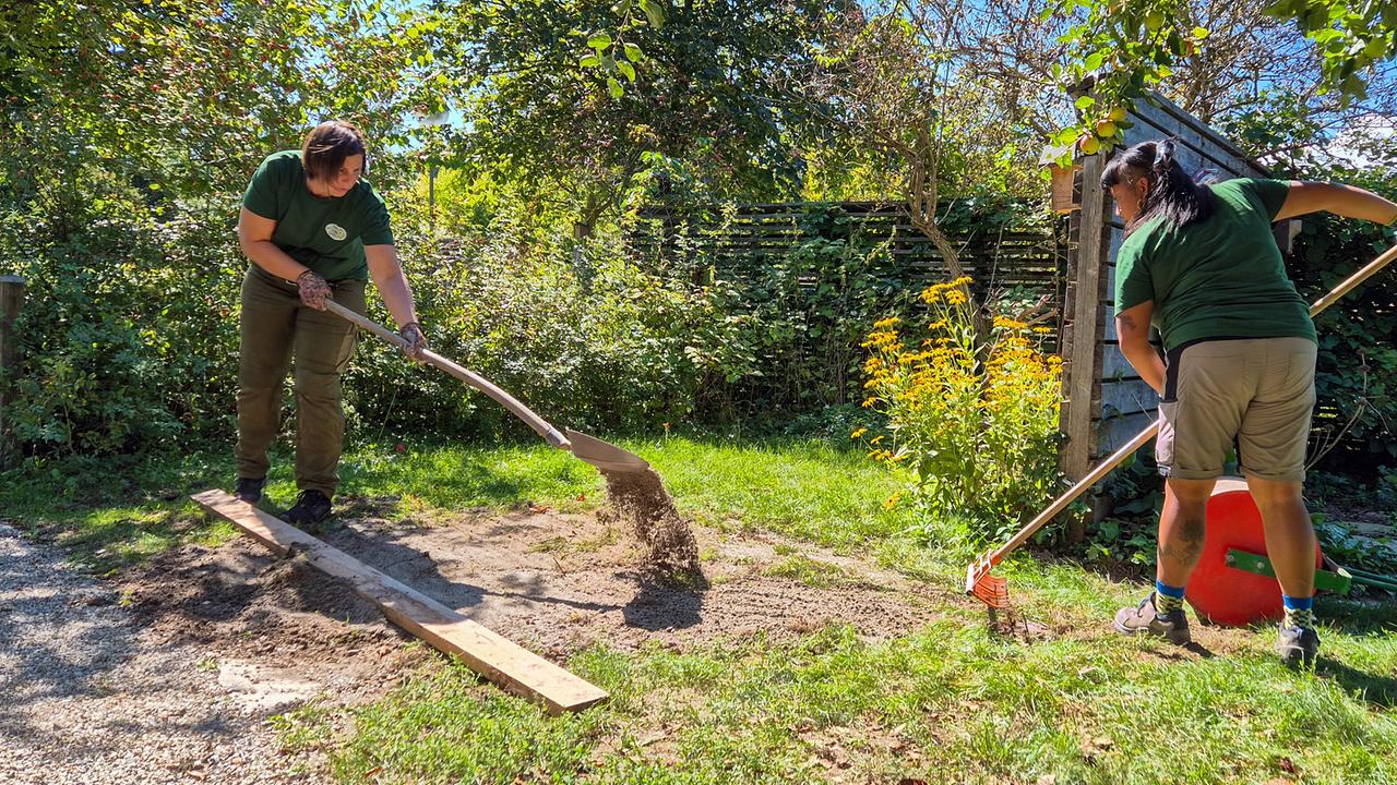 Die Gärtnerinnen auf der Garten Tulln kümmern sich um den Kräuterrasen. An kahlen Stellen wird mit speziellem Saatgut nachgestreut, um die Artenvielfalt zu erhöhen
