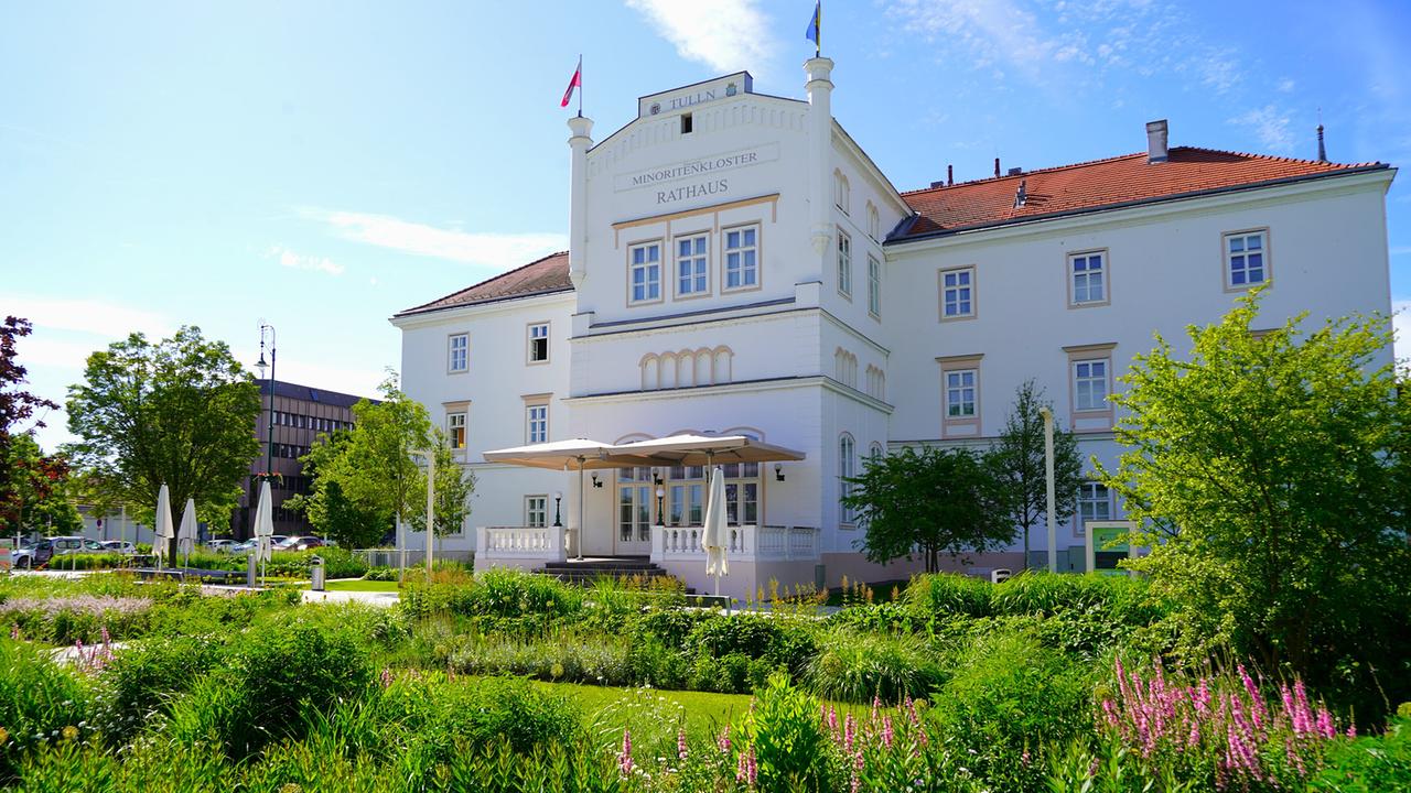 © Leopold Mayrhofer/Natur im Garten Blick auf das historische Rathaus in Tulln mit davor liegendem neu begrüntem Nibelungenplatz.