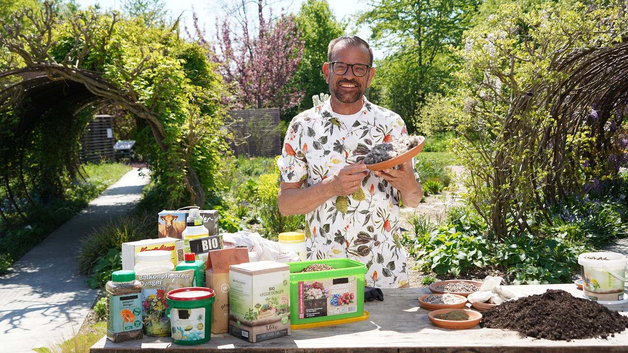 © ©Leopold Mayrhofer/Natur im Garten Karl Ploberger zeigt eine ganze Palette an unterschiedlichen Düngern – Schafwollpellets, Hornspäne, organische Volldünger, Wurmhumus und Flüssigdünger