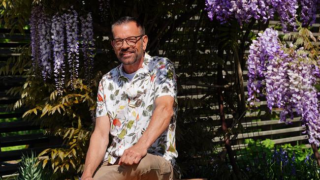 Karl Ploberger zeigt eine ganze Palette an unterschiedlichen Düngern – Schafwollpellets, Hornspäne, organische Volldünger, Wurmhumus und Flüssigdünger