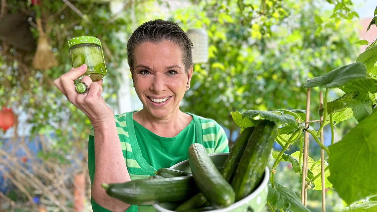 © ORF/Uschi Zezelitsch Der Pflanzengast von Kräuterhexe Uschi Zezelitsch präsentiert sich als „erfrischendes Wasser in Stangenform“. Aus der Gurke werden selbst gemachte, kühlende Augenpads