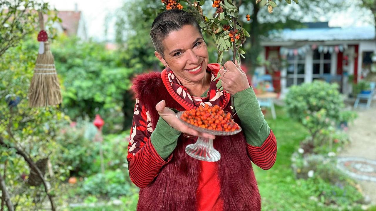 Kräuterhexe Uschi Zezelitsch stellt eine wohltuende Lotion aus Vogelbeeren her