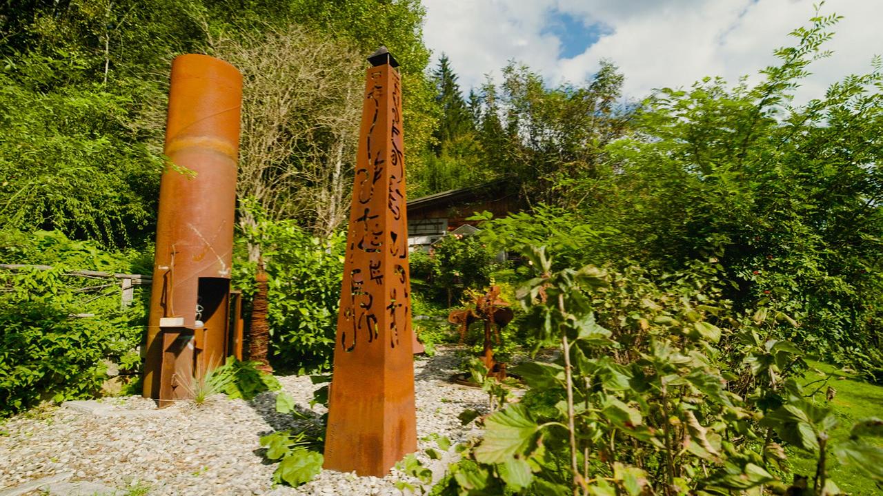 In Stanz im Mürztal in der Hochsteiermark liegt das Gartenparadies von Hannelore Krammer und ihrer Tochter Maria. Aus einer 1700 m² großen Wiese ist hier eine grüne Erholungsoase geworden