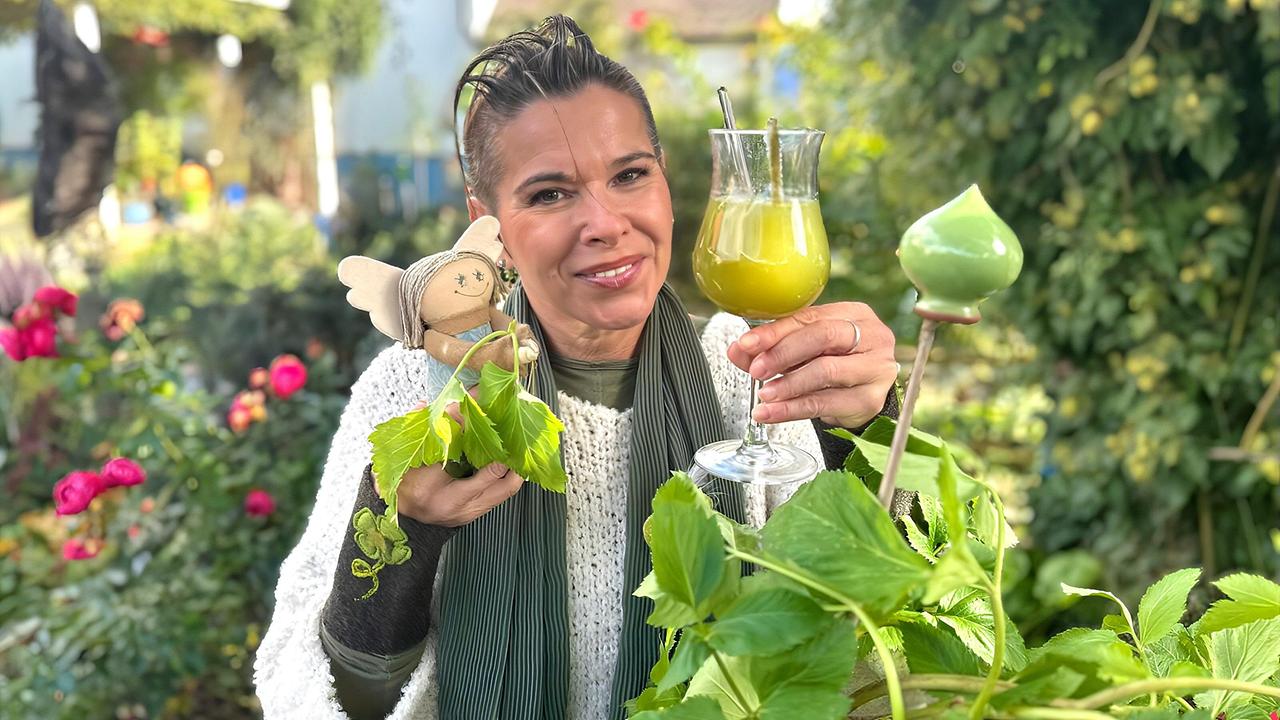 © ORF/Uschi Zezelitsch Uschi Zezelitsch mit einem Glas selbstgemachtem Aperitif aus Engelwurz.