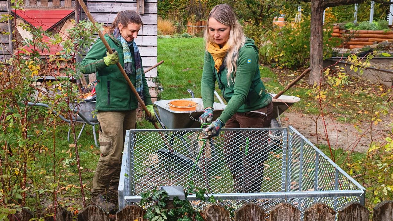 © Leopold Mayrhofer/Natur im Garten Zwei Gärtnerinnen beim Anlegen eines Komposthaufens.