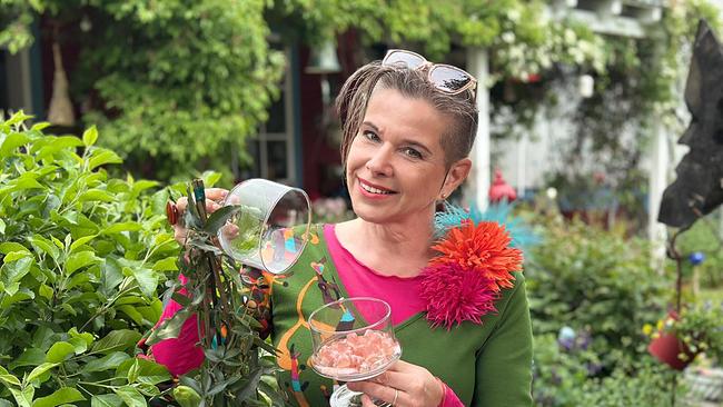 © ORF/Uschi Zezelitsch Uschi Zezelitsch hält eine Glasschale mit ihren Fruchtgummis im Garten stehend.