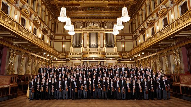 © ORF/Wiener Philharmoniker/Julia Wesely Die Wiener Philharmoniker posieren im prächtig vergoldeten Großen Musikvereinssaal in Wien.
