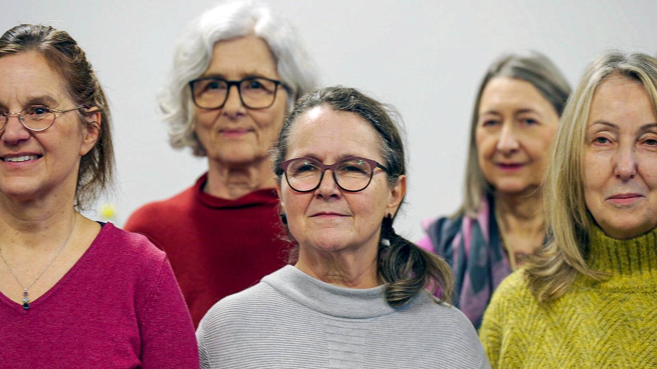 © ORF/Red Monster Mehrere Frauen stehen dicht nebeneinander im Theaterclub bei der Probe für das Stück "Entfalten"