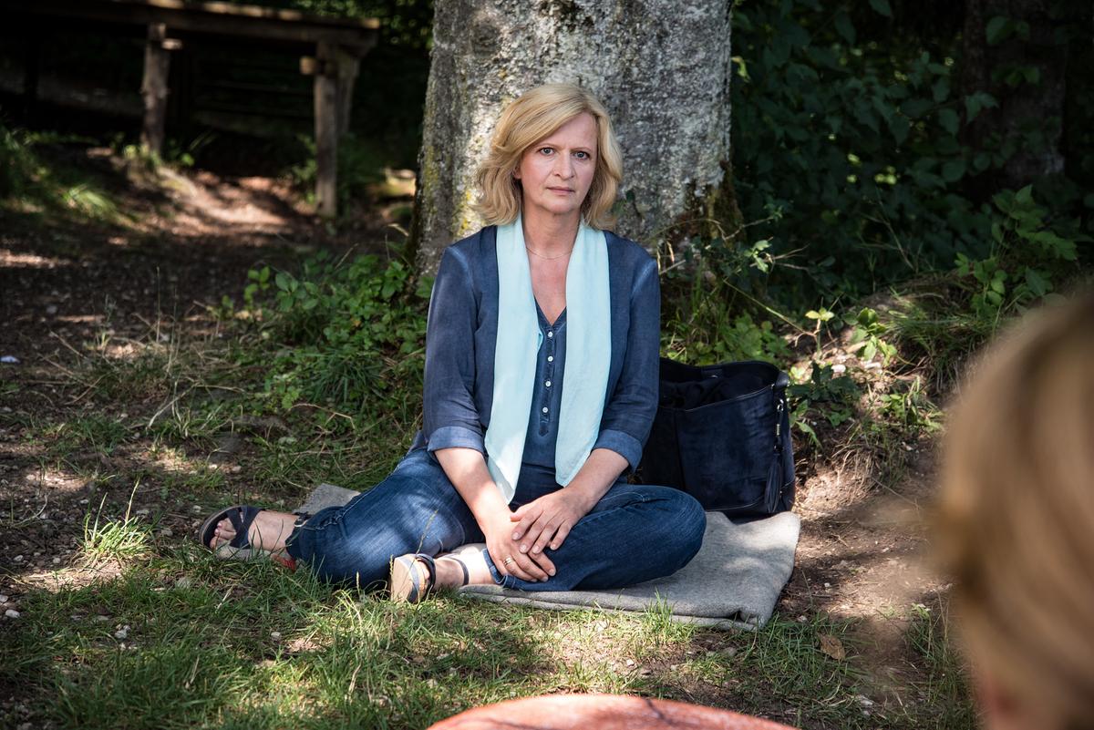 "Nichts zu verlieren": Christa (Johanna Gastdorf) sitzt vor einem Baum