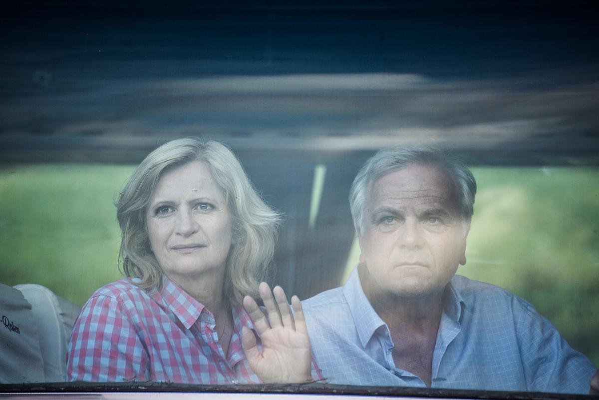 "Nichts zu verlieren": Christa (Johanna Gastdorf) und Helmut (Bernhard Schütz) schauen im Bus aus dem Fenster