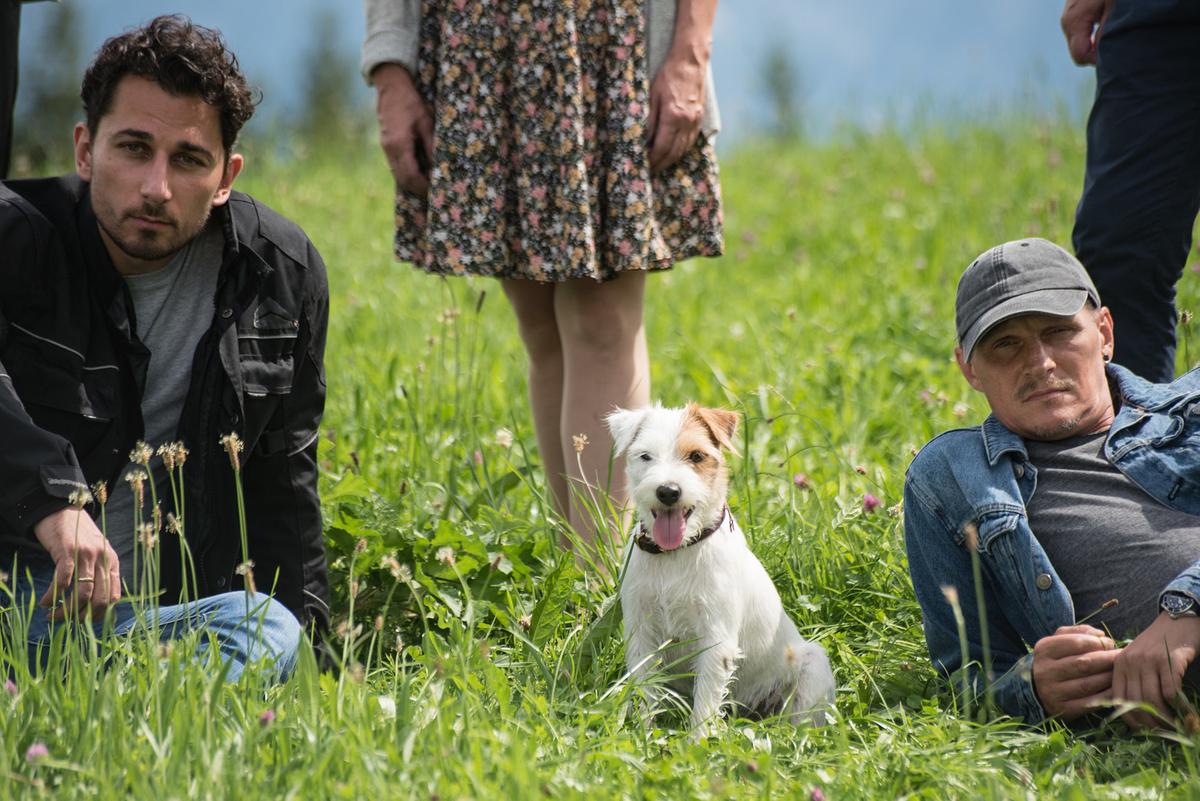 "Nichts zu verlieren": Johnny (Daron Yates) und Richy (Georg Friedrich) sitzen im Gras mit einem Hund