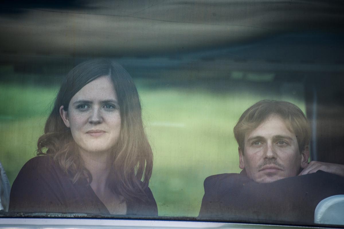 "Nichts zu verlieren": Miriam (Emily Cox) und Tom (Christopher Schärf) schauen aus dem Busfenster