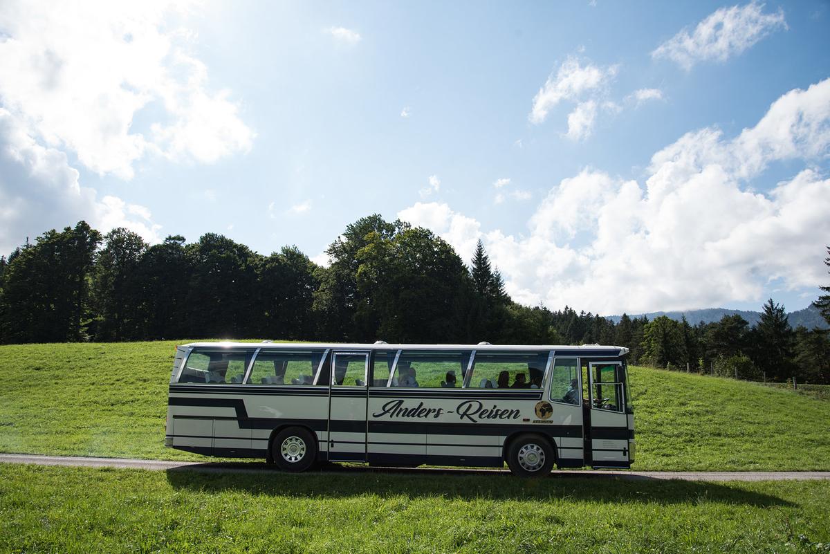 "Nichts zu verlieren": Der Bus von ANDERS REISEN fährt durch schöne Landschaft