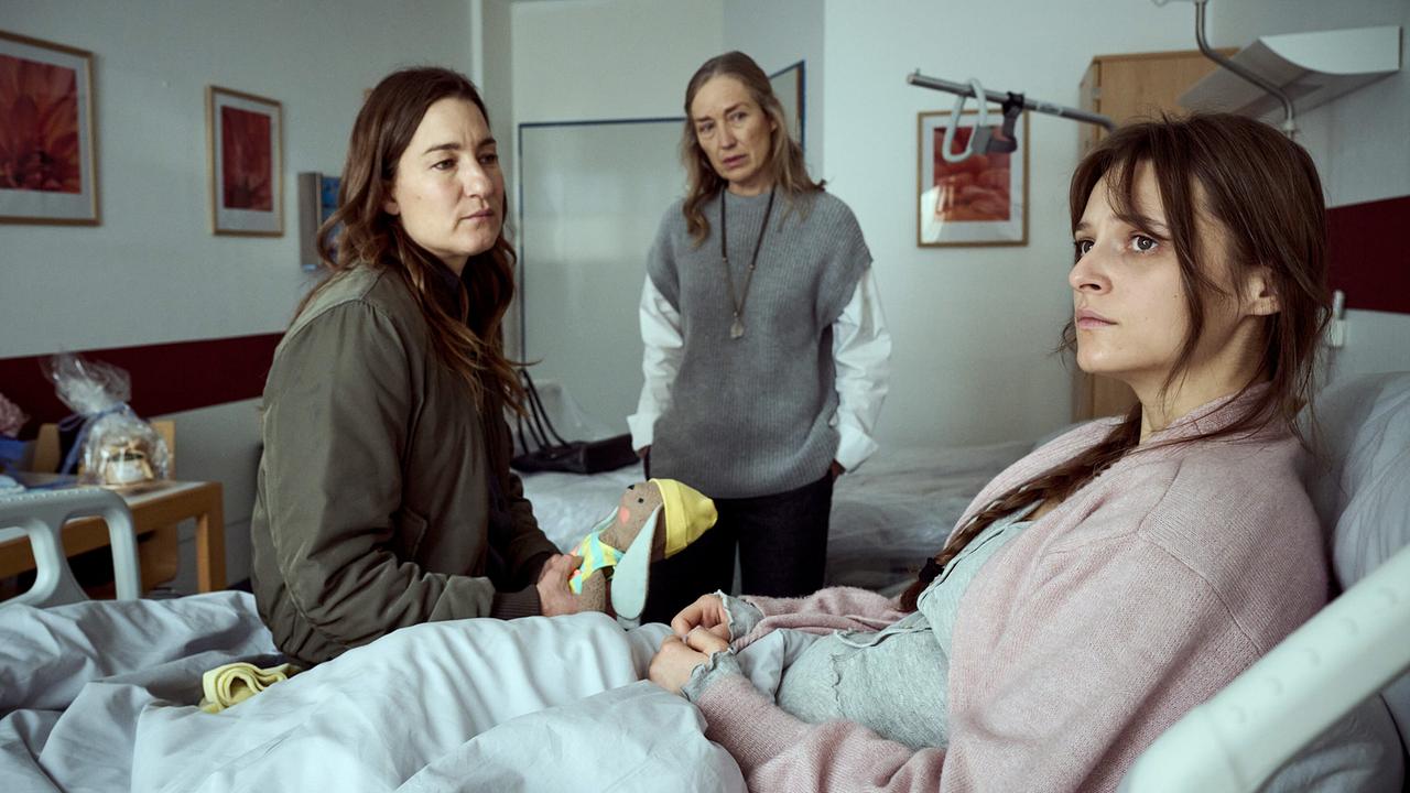 © ORF/ARD Degeto Film/BR/Hager Moss Film GmbH/Bernd Schuller Frederike Bader und Charlottes Mutter Sabine Ambrosius besuchen Charlotte Ambrosius im Krankenhaus.