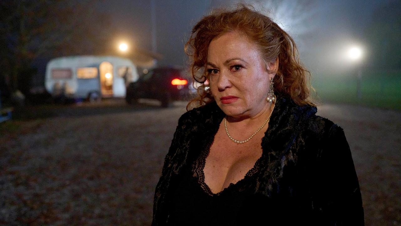 © ORF/ARD Degeto Film/BR/Hager Moss Film GmbH/Bernd Schuller Mathilde Huber blickt auf den Geräteschuppen.