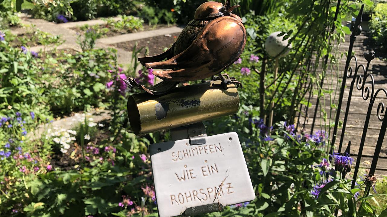 Eine von 100 Kupferfiguren in Horst Lazelsbergers Garten.