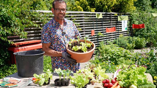 Karl Ploberger mit schnell wachsendem Gemüse
