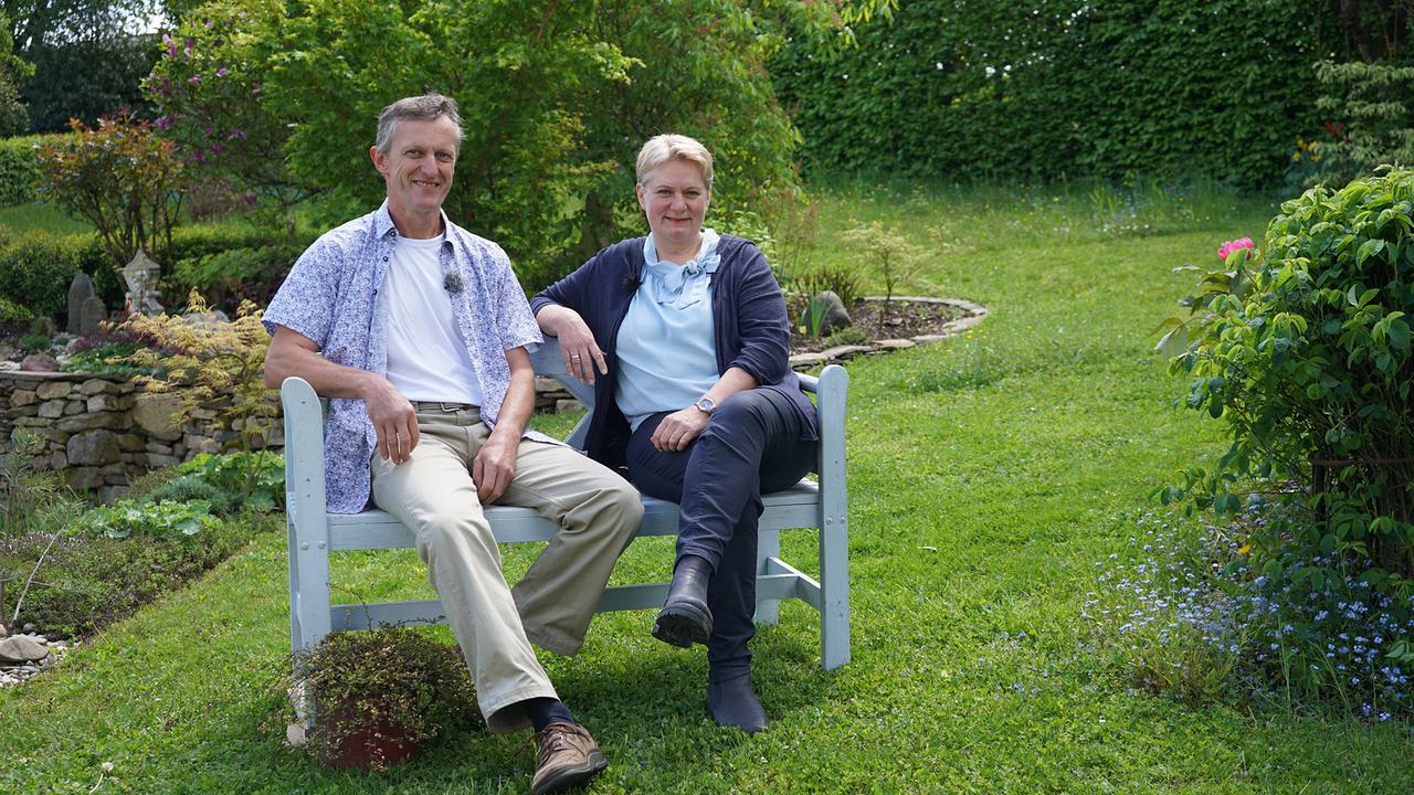 Gaby und Johannes Krautinger in ihrem blühenden Garten-Paradies in Maria Taferl.
