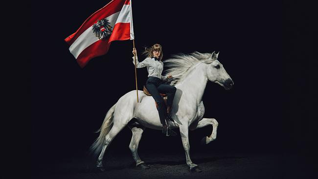 © ORF/April April Filme/Penev Mestrovic Regisseurin Olga Kosanovic auf einem Lipizzaner mit Österreichfahne