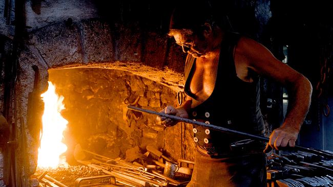 © ORF/Landesstudio Niederösterreich Schmied arbeitet an einer offenen Feuerstelle