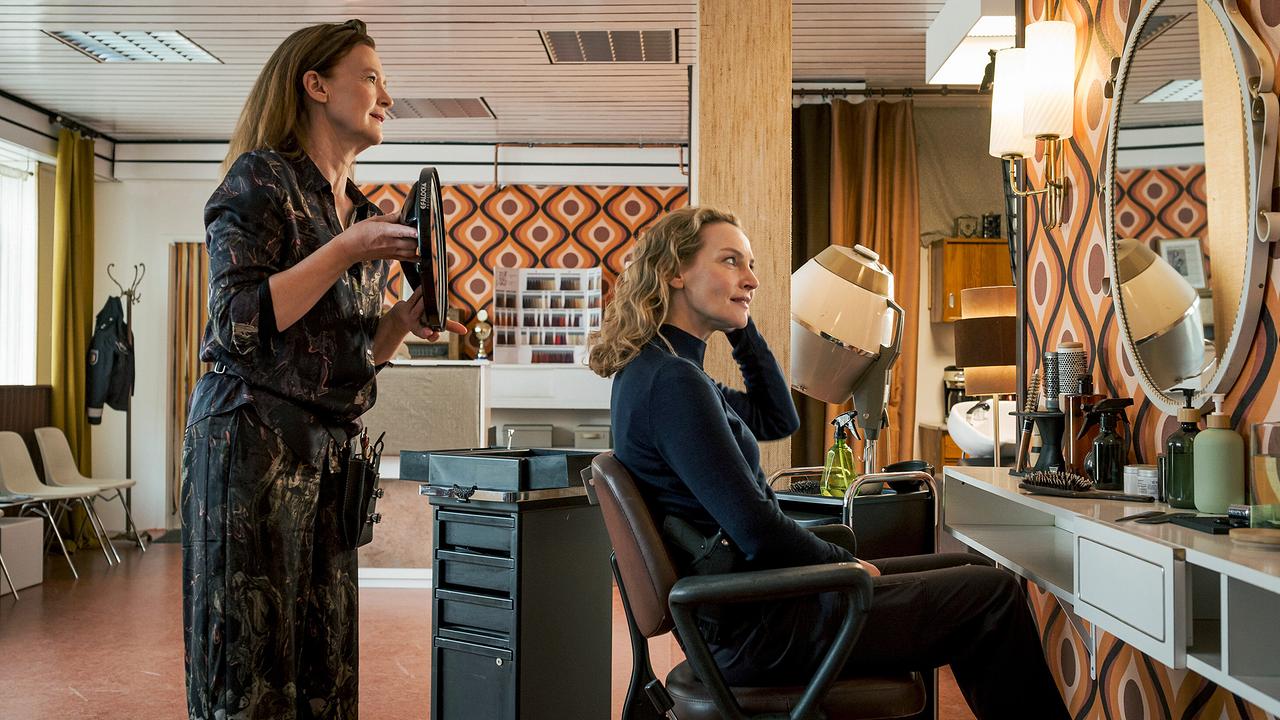 Hannah Wagner ist sehr angetan von der Friseur, die ihr Friseurin Grit Hartmann in ihrem kleinen Salon verpasst.