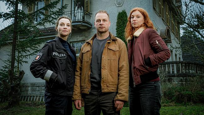 © ORF/NDR/Degeto/Gordon Timpen Das Ermittlerduo Hannah Wagner und Hauke Jacobs steht mit Jule Christiansen vor dem Nolden-Haus zusammen.