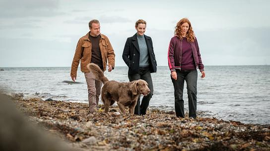 Hauke Jacobs, mit Hund Holly, Hannah Wagner und Jule Christiansen spazieren zusammen am Strand von Schwanitz.