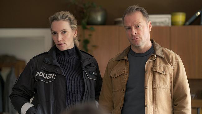© ORF/Degeto/ARD/NDR/Gordon Timpen Wieso liegt im Vorgarten der Thorgards eine Waffe? Hannah Wagner und Hauke Jacobs klopfen bei Mareike Thorgard auf den Busch.