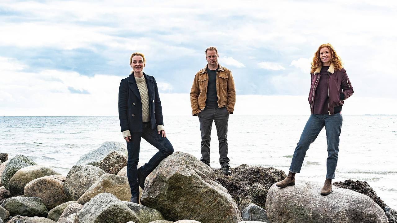 © ORF/Degeto/NDR/Sandra Hoever Kommissar und Tierarzt Hauke Jacobs, seine Kollegin Hannah Wagner und die frischgebackene Tierärztin Jule Christiansen posieren vor der wunderschönen Nordseeküste.