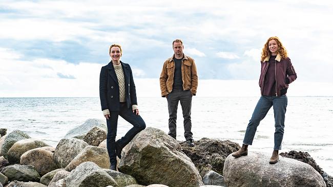 © ORF/Degeto/NDR/Sandra Hoever Kommissar und Tierarzt Hauke Jacobs, seine Kollegin Hannah Wagner und die frischgebackene Tierärztin Jule Christiansen posieren vor der wunderschönen Nordseeküste.